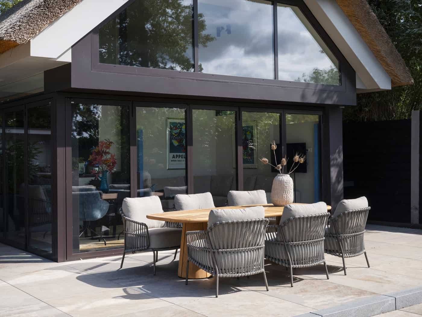 4 Seasons Outdoor Capalbio low dining stoel + Taste 4SO Capri low dining tafel barrel-vorm teak 240 cm