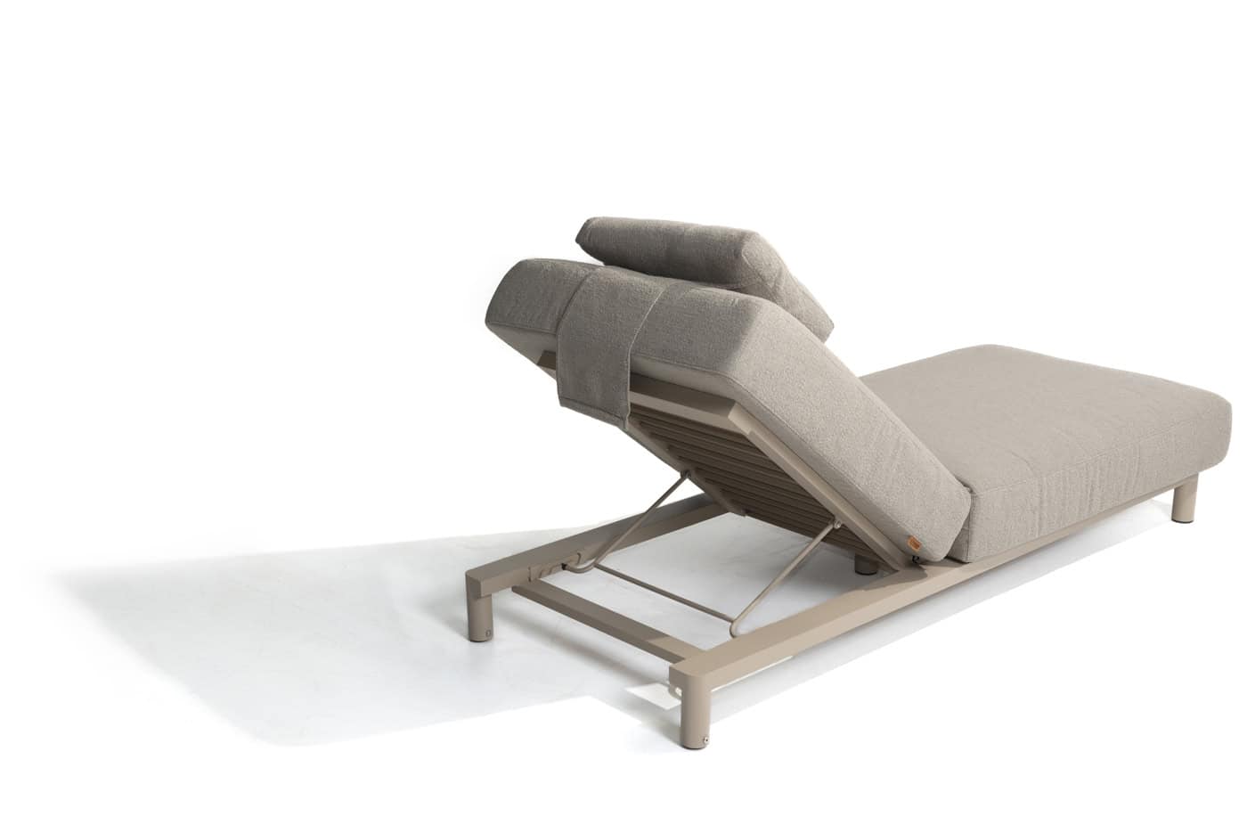 4 Seasons Outdoor Madeira ligbed incl. kussen en hoofdsteun latte met zandkleurig kussen