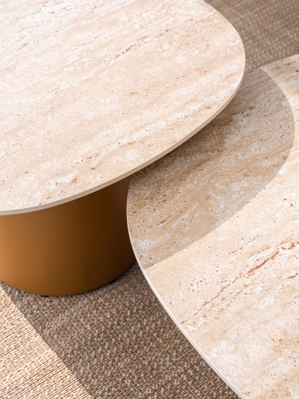 4 Seasons Outdoor Sofie amber salontafel keramisch travertin 70 x 80 cm (H 30)