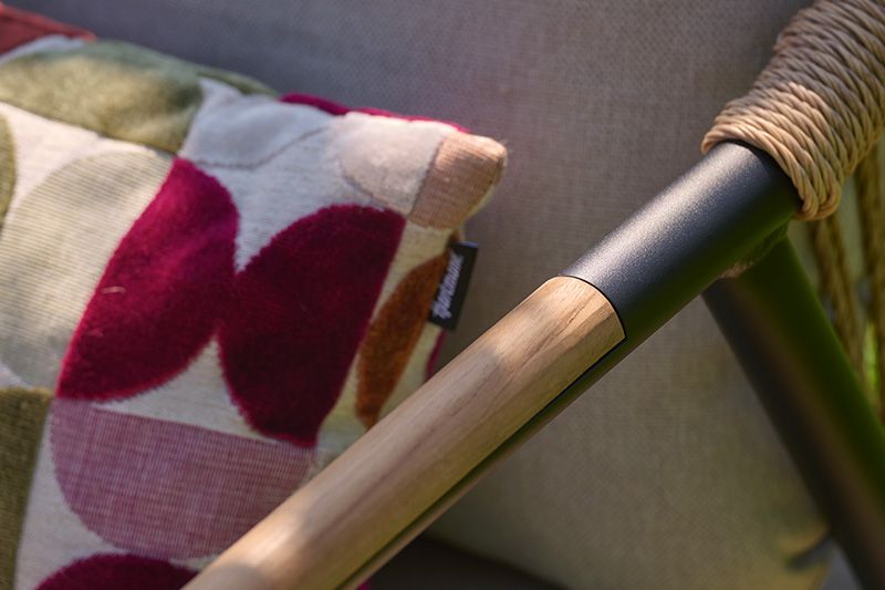 Hartman Nice loungeset, 2 loungestoelen met 3 zits bank en 2 koffietafels. zwart frame met wicker, kussens