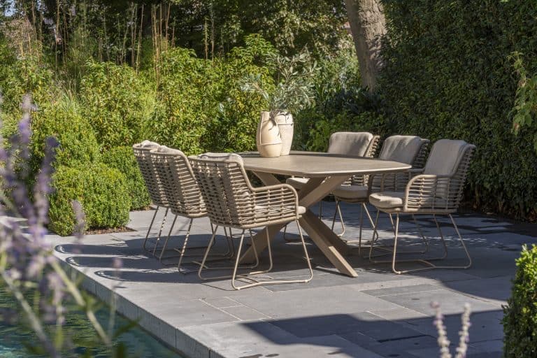 4 Seasons Outdoor Fabrice dining stoel latte + Taste 4SO Prado tafel met keramisch tafelblad barrel latte 240 cm