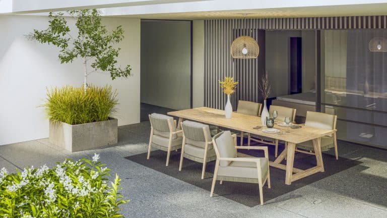 4 Seasons Outdoor Julia low dining + Taste 4SO Noah low dining brushed teak tafel 300 cm