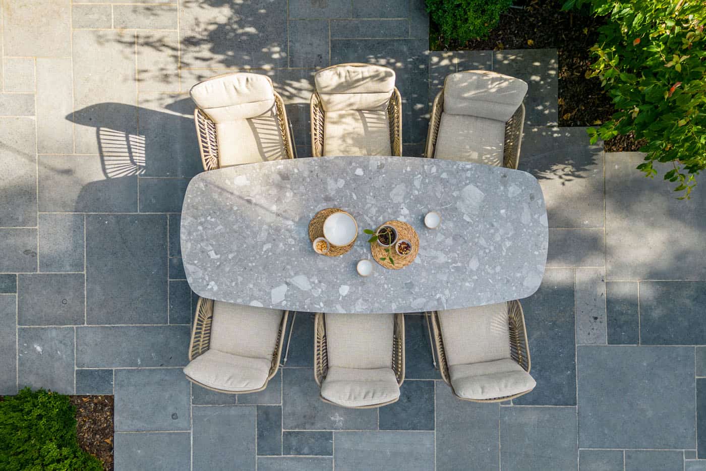 4 Seasons Outdoor Murcia dining latte + Montana tafel barrel keramiek terrazzo 240 cm teak onderstel