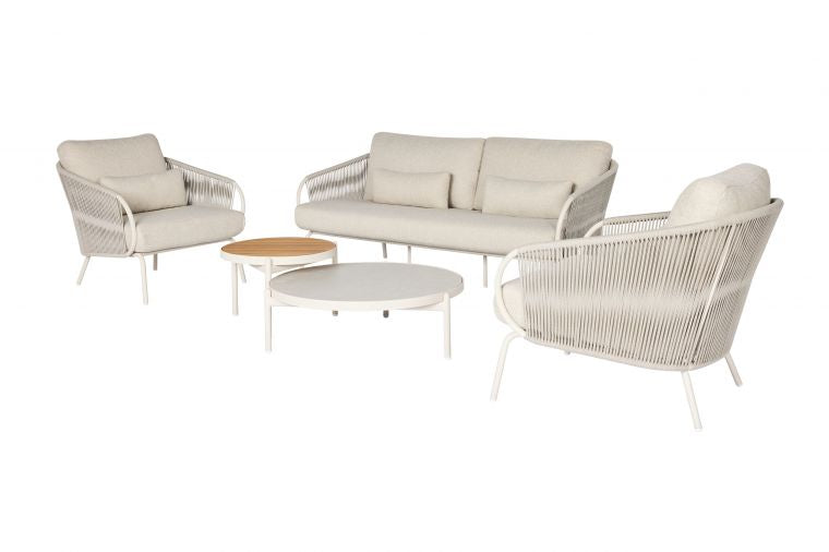 Suns Dolce sofaset Camel sand frame, camel sand rope fishbone weaving met naturel kussens. 2,5 zits bank, 2 lounge fauteuils compleet met 2 koffietafels keramiek 60 en 80cm rond.