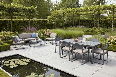 De aluminium tuinsets van De Smid Lifestyle combineren een strak design met praktisch comfort. Deze collectie is ideaal voor wie houdt van een moderne uitstraling en onderhoudsvriendelijke tuinmeubelen. Dankzij het lichte maar sterke karakter van aluminium zijn de tuinsets eenvoudig te verplaatsen en tegelijk uiterst stabiel.