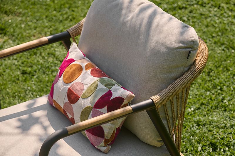 Hartman Nice loungeset, 2 loungestoelen met 3 zits bank en 2 koffietafels. zwart frame met wicker, kussens