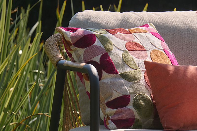 Hartman Nice loungeset, 2 loungestoelen met 3 zits bank en 2 koffietafels. zwart frame met wicker, kussens