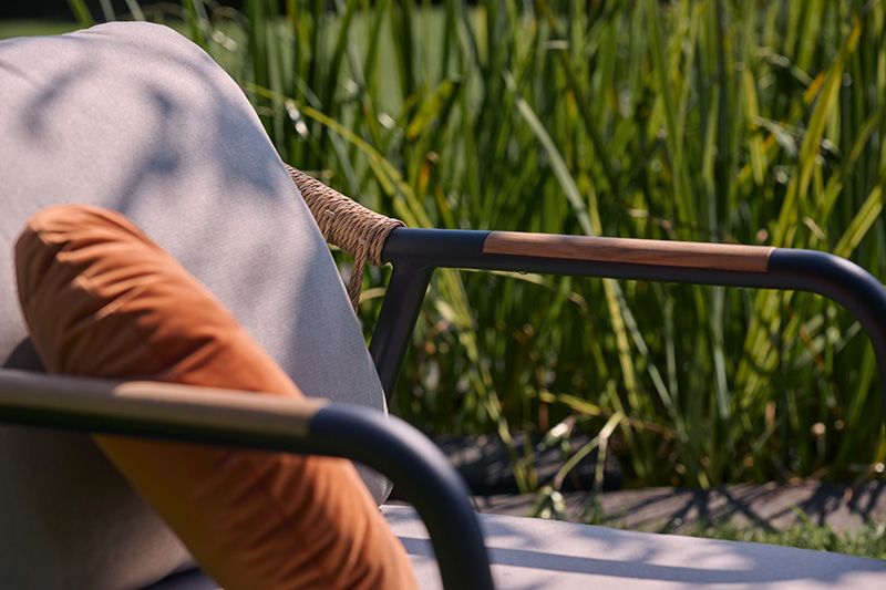 Hartman Nice loungeset, 2 loungestoelen met 3 zits bank en 2 koffietafels. zwart frame met wicker, kussens