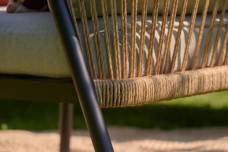 Hartman Nice loungeset, 2 loungestoelen met 3 zits bank en 2 koffietafels. zwart frame met wicker, kussens